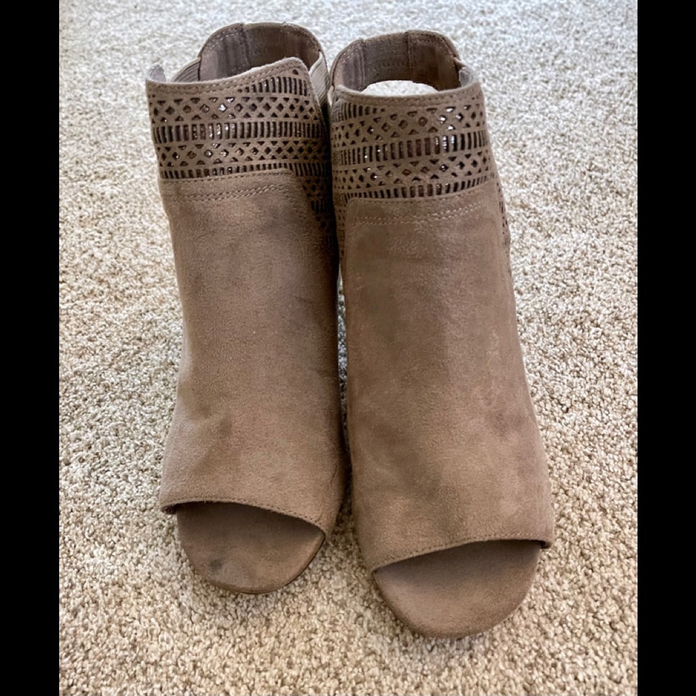 Yellow Box Sz 8 1/2 suede open toe sandals.